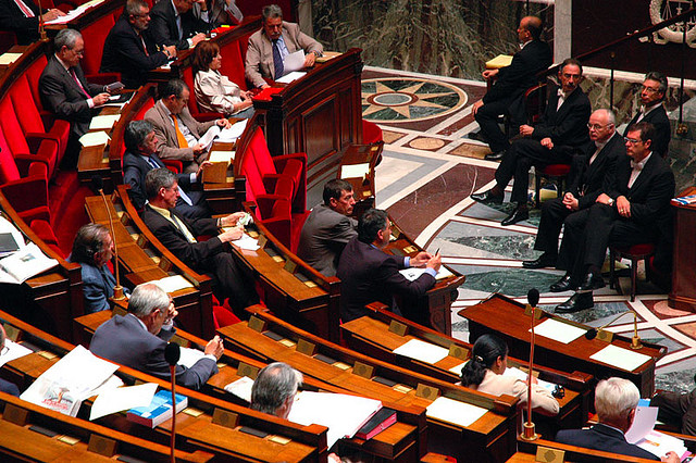 Dépénalisation des PV de stationnement : les sénateurs sacrifient les conducteurs sur l’autel des métropoles