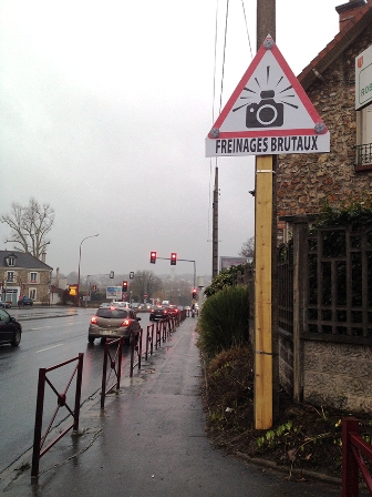 On nous avait dit qu’ils protégeaient les carrefours… Ils provoquent des accidents : stop aux radars de feu rouge !