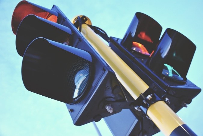 Suppression des feux tricolores : les préceptes prônés par la Ligue de Défense des Conducteurs pour fluidifier le trafic et renforcer la sécurité enfin mis en œuvre