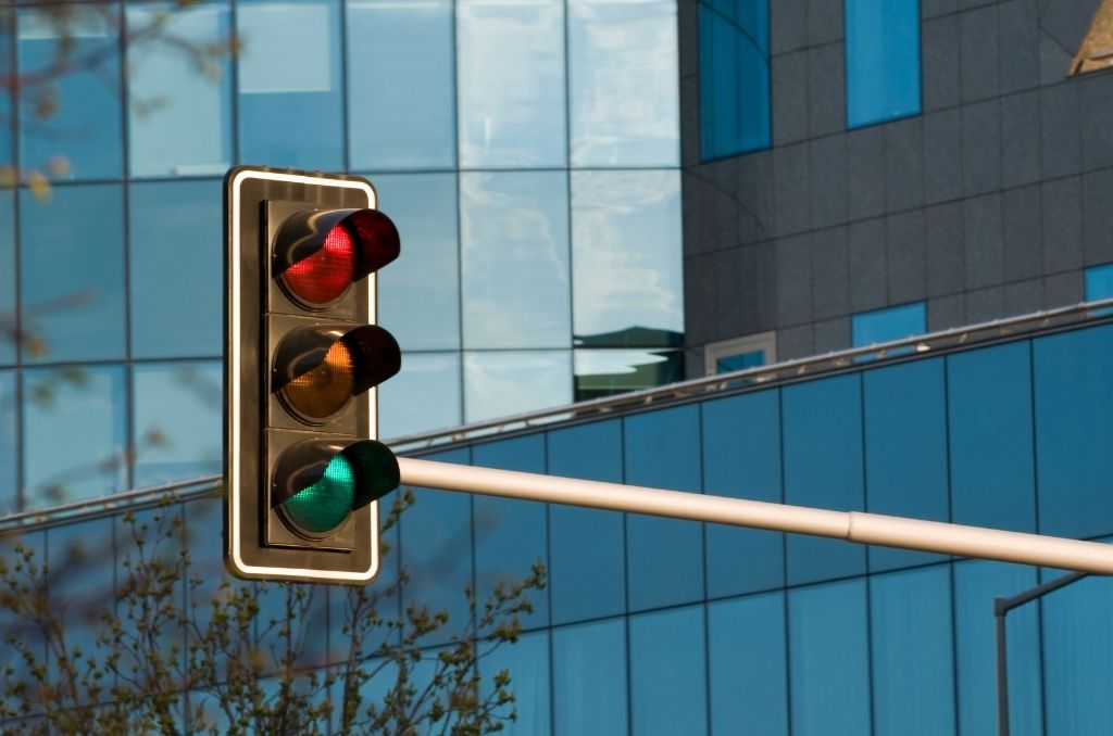 Infractions au feu tricolore : comment se défendre ?